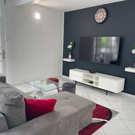 Kay Johanna Les Abymes Exterior foto